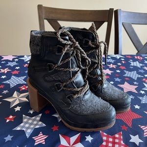 Sorel Lace up Boots